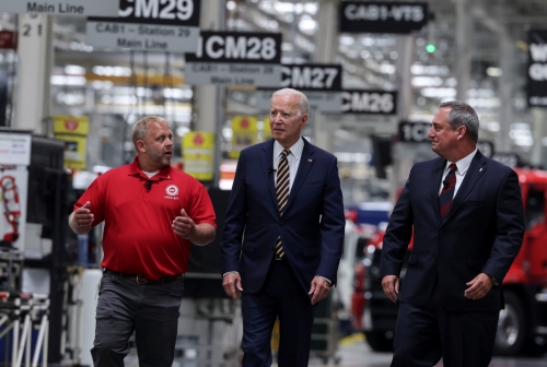 ▲조 바이든(가운데) 미국 대통령이 28일(현지시간) 펜실베이니아주의 ’맥 트럭‘ 공장을 방문하고 있다. 매컨지/로이터연합뉴스
