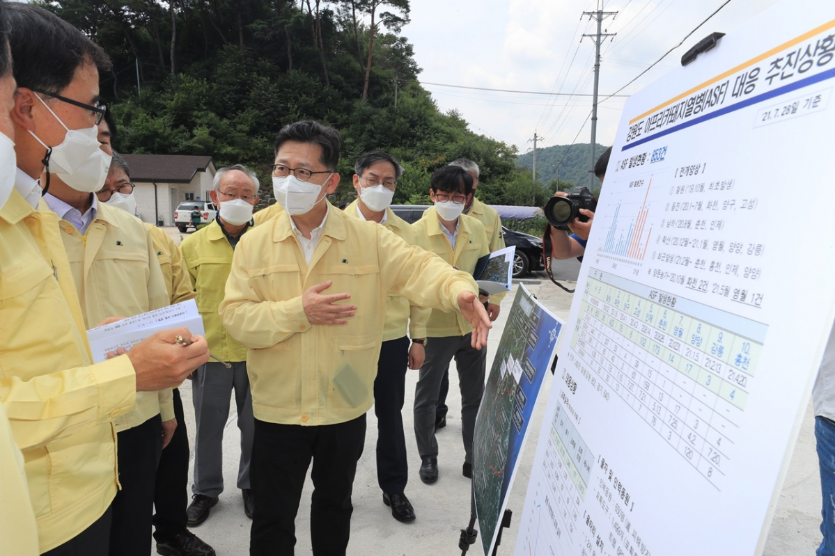▲김현수 농림축산식품부 장관이 29일 강원 홍천에서 멧돼지 차단 울타리를 점검하고 있다. (사진제공=농림축산식품부)