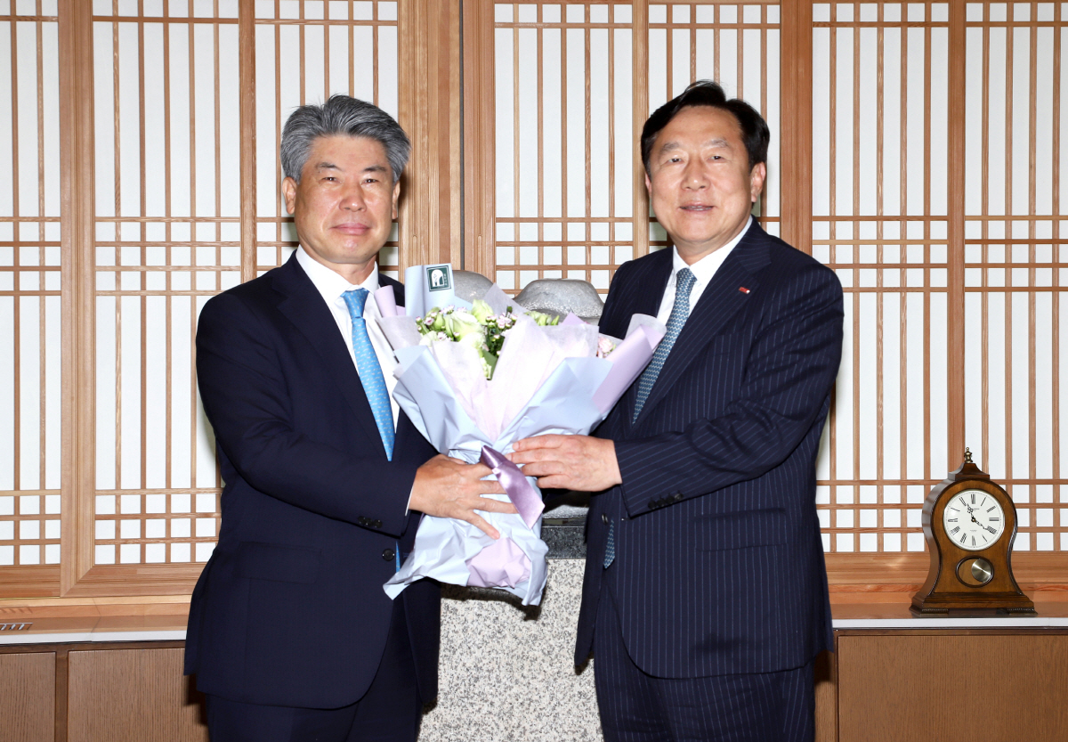 ▲김기문 중소기업중앙회장이 29일 IBK기업은행 본점을 방문해 기업은행 창립 60주년을 축하하고 코로나19 팬데믹 위기 속에서 중소기업 금융지원 노력에 감사와 격려의 메세지를 전달했다.(왼쪽부터) 윤종원 IBK기업은행장, 김기문 중기중앙회장 (중소기업중앙회)