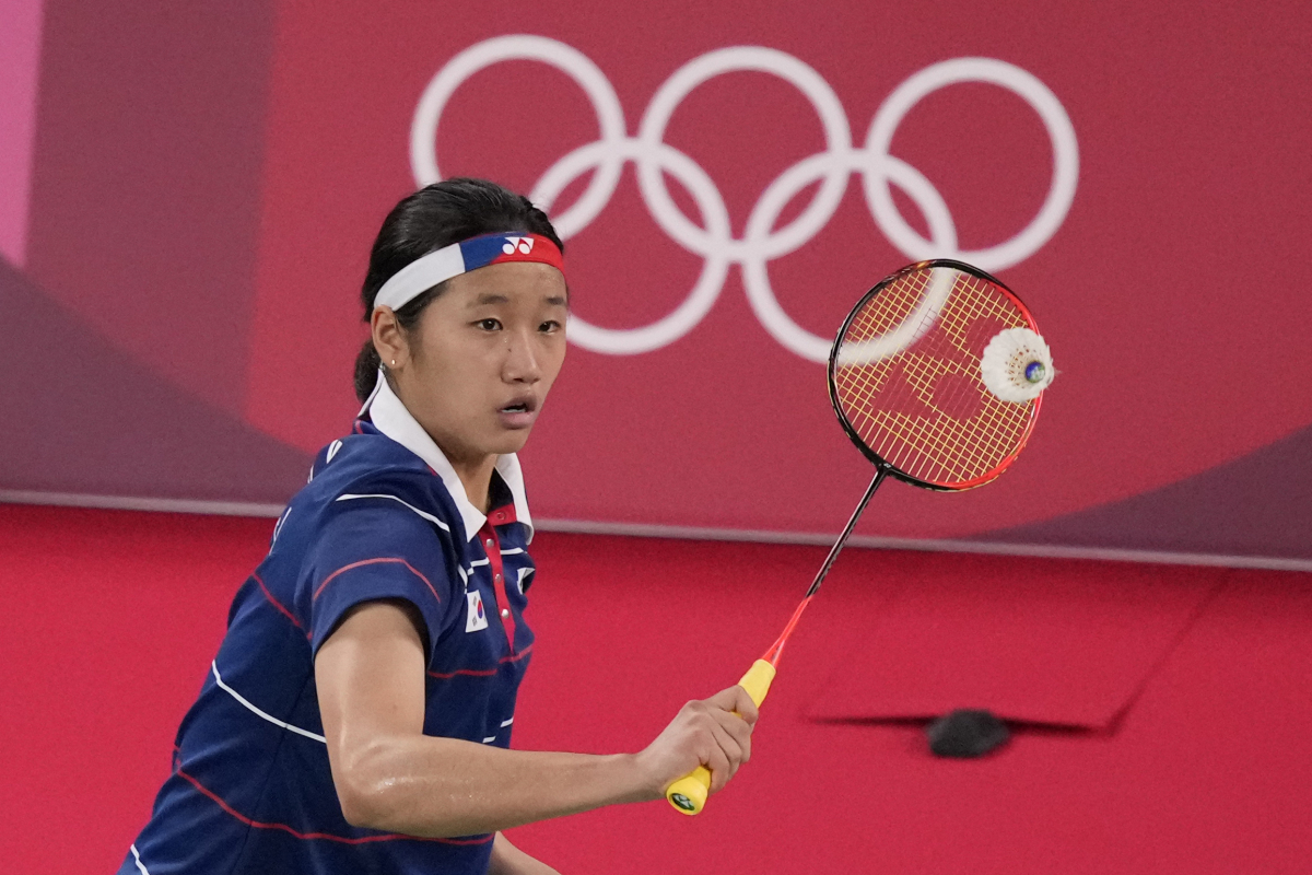 ▲안세영이 29일 일본 도쿄 무사시노노모리 종합 스포츠플라자에서 열린 도쿄올림픽 배드민턴 여자단식 16강전에서 부사난 옹밤룽판(태국)을 상대로 경기를 펼치고 있다. (뉴시스)