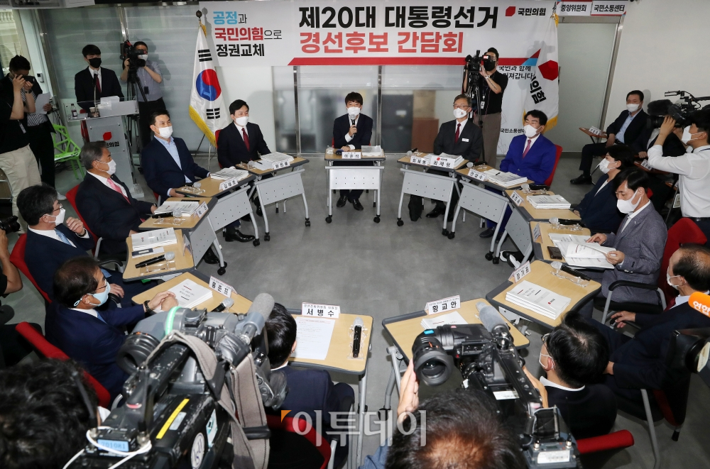 ▲이준석 대표가 29일 오후 서울 여의도 중앙당사에서 열린 국민의힘 대선 경선후보 간담회에서 인사말을 하고 있다. 간담회에는 이 대표 및 서병수 경선준비위원장과 김태호, 박진, 안상수, 유승민, 윤희숙, 원희룡, 장기표, 최재형, 하태경, 홍준표, 황교안(가나다순) 등 후보자 11명이 참석했다. (신태현 기자 holjjak@)