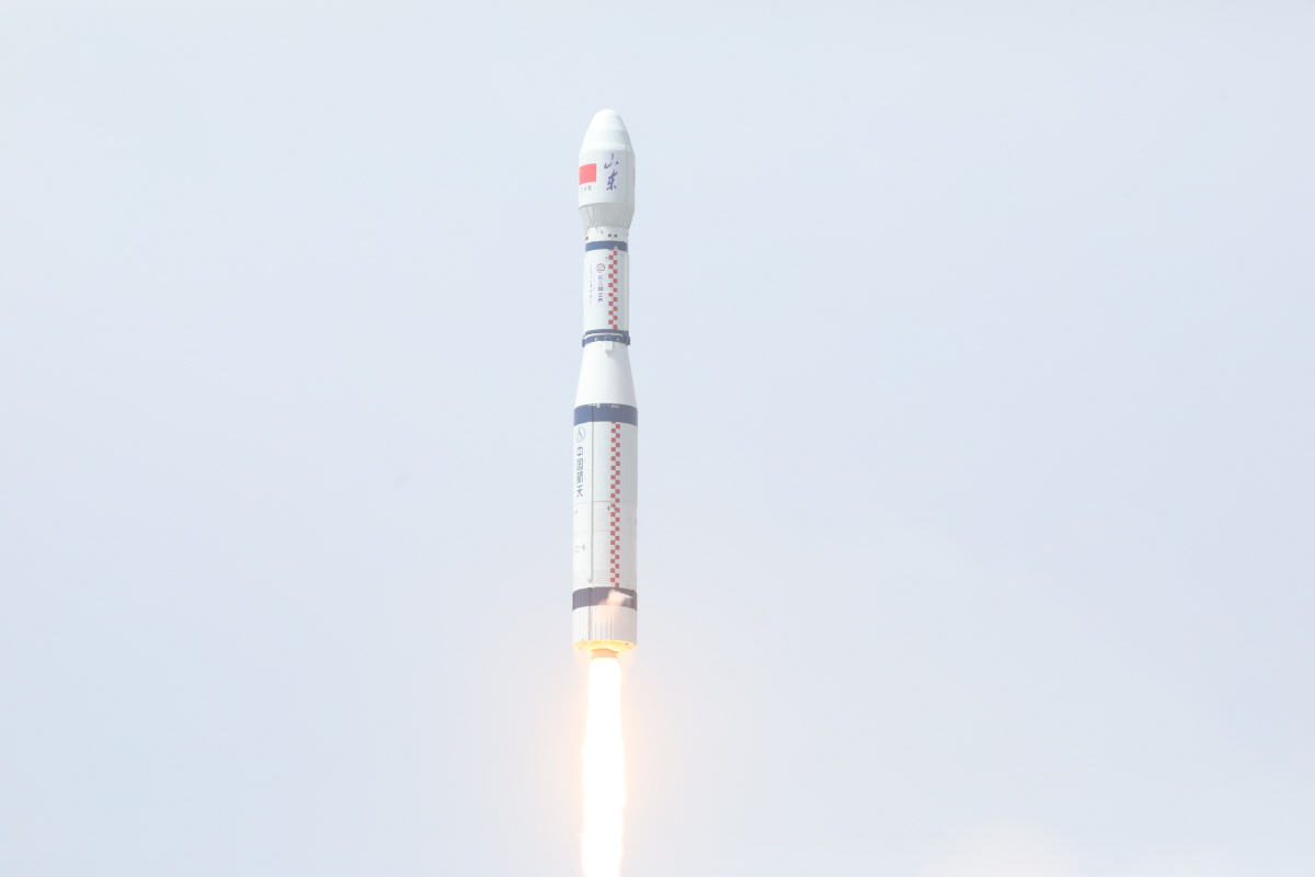 ▲중국 산시성 타이위안 위성발사센터에서 4월 27일 장정-6호가 발사되고 있다. 타이위안/신화뉴시스