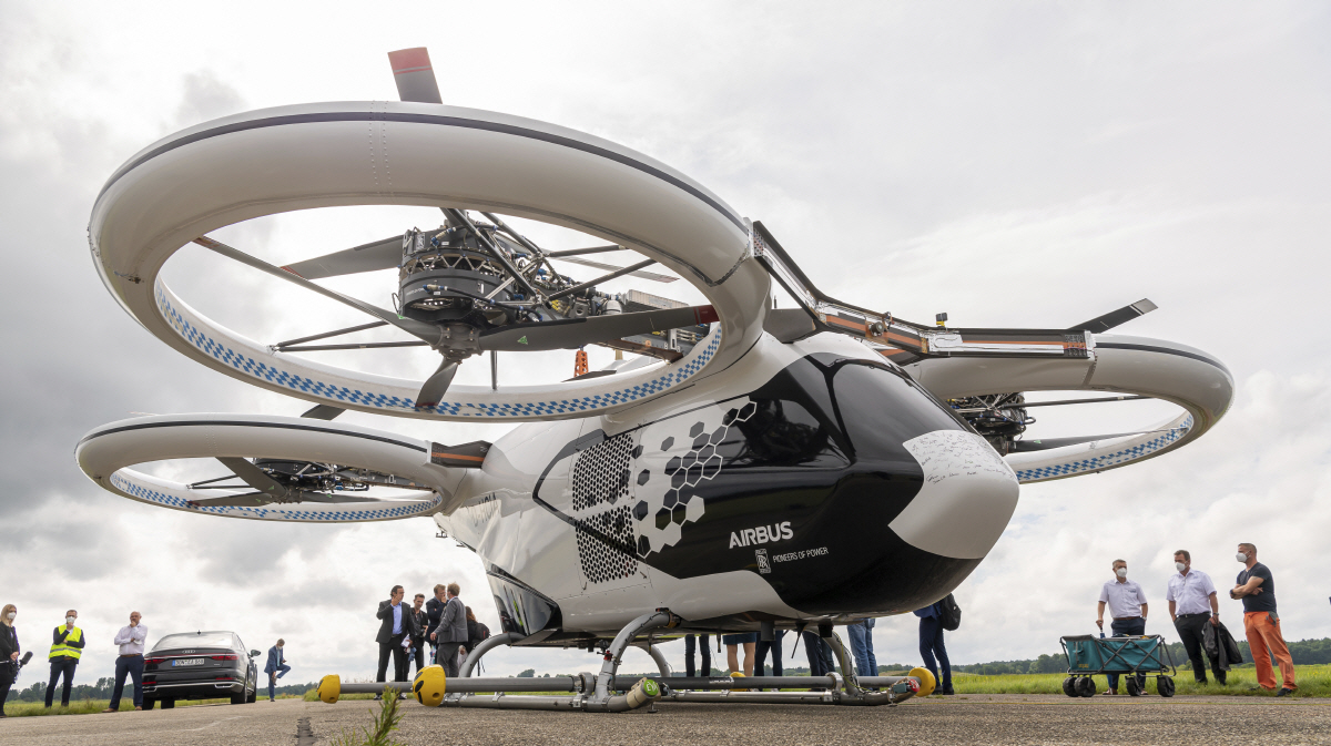 ▲독일 바이에른주 만칭에서 28일(현지시간) 시험비행을 마친 에어택시 ‘시티에어버스’가 착륙해 있다. 만칭/AP연합뉴스