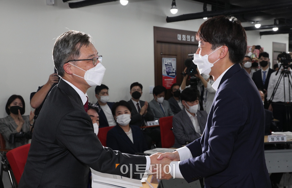 ▲이준석 국민의힘 대표와 서병수 국민의힘 경선준비위원장 주재로 29일 오후 서울 여의도 국민의힘 중앙당사에서 열린 ‘제20대 대통령선거 경선 후보 간담회’에서 이 대표가 최재형 예비후보와 인사를 나누고 있다. (신태현 기자 holjjak@)