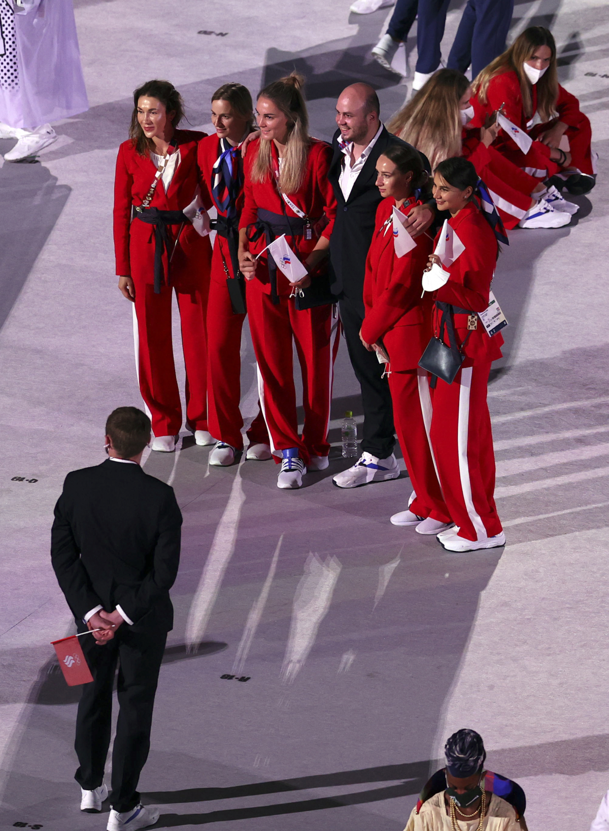 ▲지난 23일 일본 도쿄 신주쿠 국립경기장에서 열린 2020 도쿄올림픽 개막식에서 선수들이 마스크를 벗은채 기념촬영을 하고 있다. (도쿄(일본)=뉴시스)