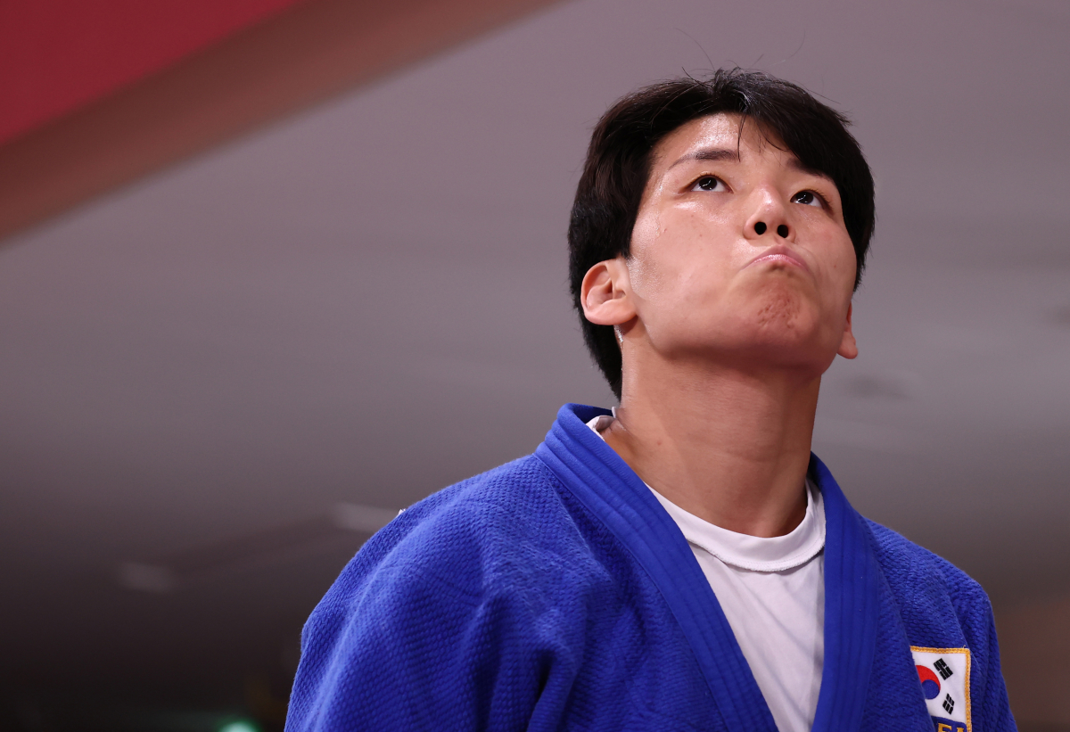 ▲29일 일본 도쿄 무도관에서 열린 여자 78㎏급 준결승 경기에서 윤현지가 프랑스 마들렌 말롱가에게 반칙패를 당한 뒤 경기장을 떠나고 있다.  (연합뉴스)