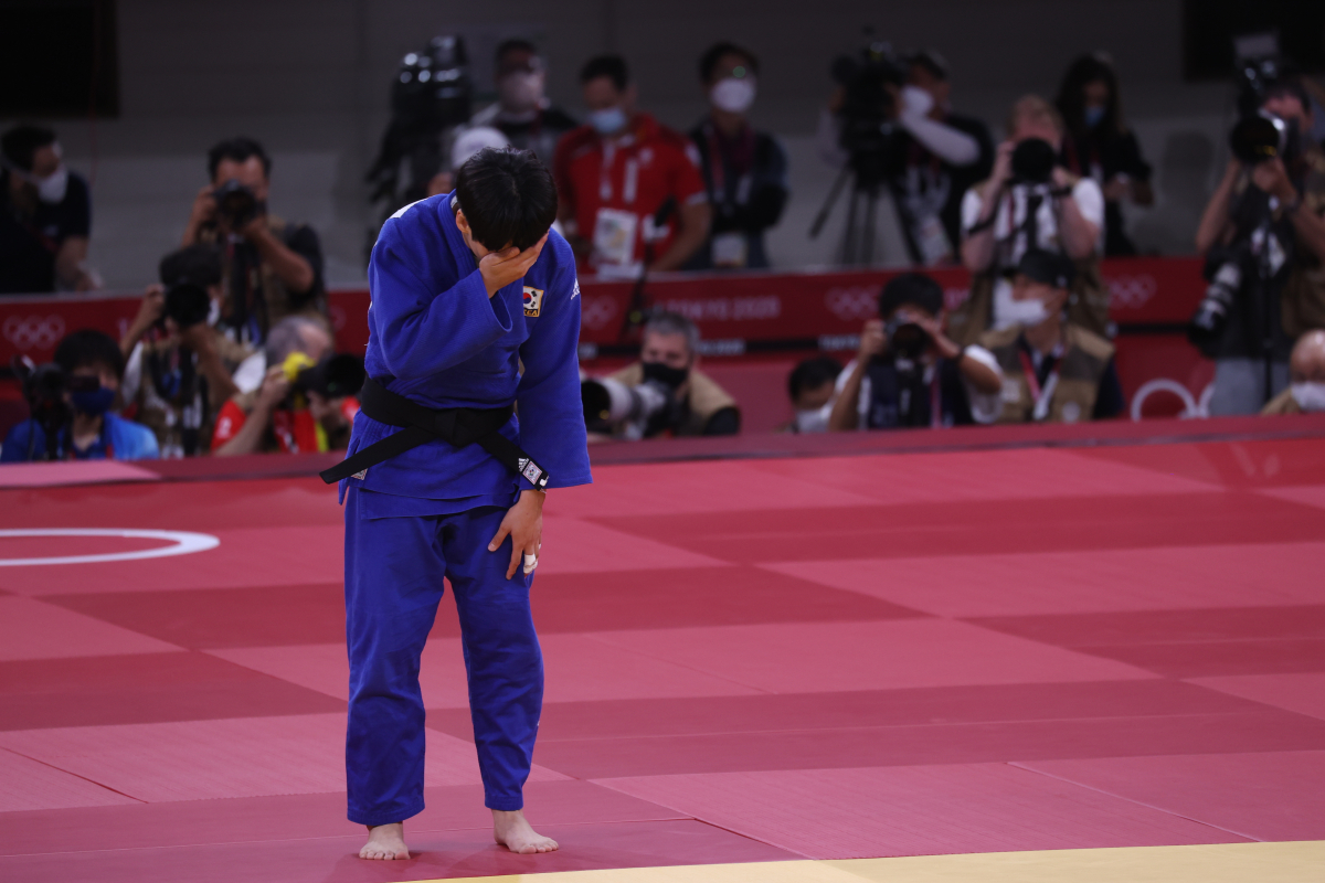 ▲29일 일본 도쿄 무도관에서 열린 여자 78㎏급 준결승 경기에서 윤현지가 프랑스 마들렌 말롱가를 상대로 반칙패를 당한 뒤 아쉬움에 얼굴을 가리고 있다. (연합뉴스)