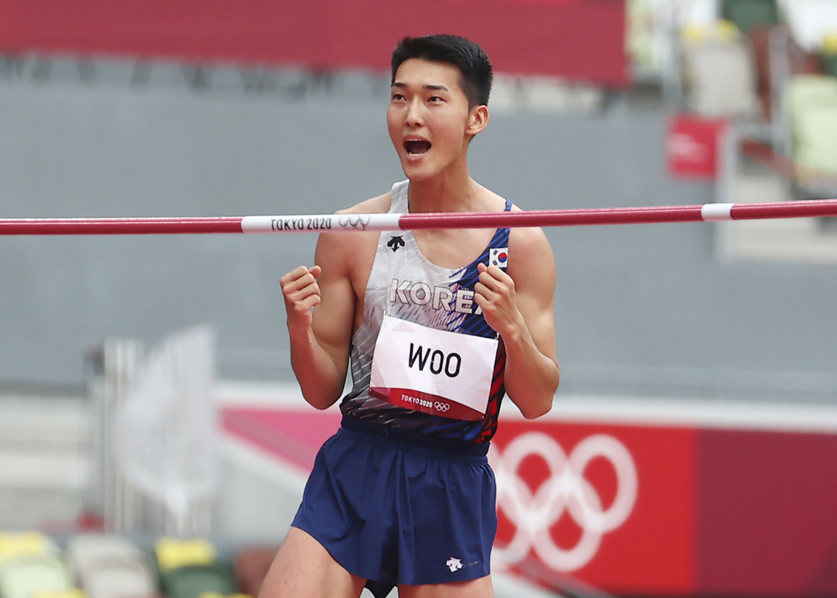 ▲스타디움에서 열린 도쿄올림픽 육상 남자 높이뛰기 예선전에 출전한 한국 우상혁이 2.17미터 1차시기를 성공한 뒤 환호하고 있다. (연합뉴스)