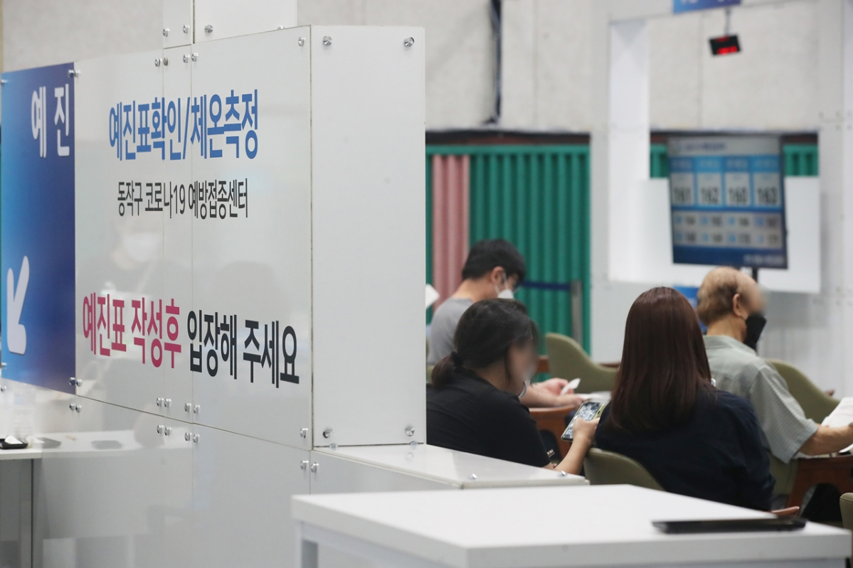 ▲ 30일 오후 코로나19 서울시 동작구 예방접종센터가 마련된 동작구민체육센터에서 시민들이 접종대기를 하고 있다. (연합뉴스)