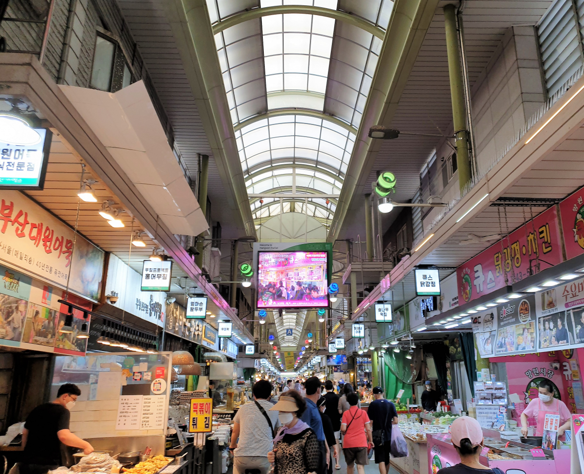 ▲서울 마포구 망원시장 중앙에 디지털 광고판이 설치돼 있다. 29일 무더위를 피해 나온 시민들이 장을 보고 있다.  (심민규 기자 wildboar@)