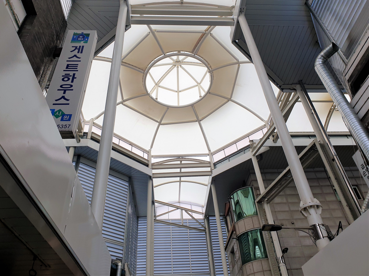 ▲서울 송파구 잠실 새마을시장에 설치된 아케이드.  (심민규 기자 wildboar@)