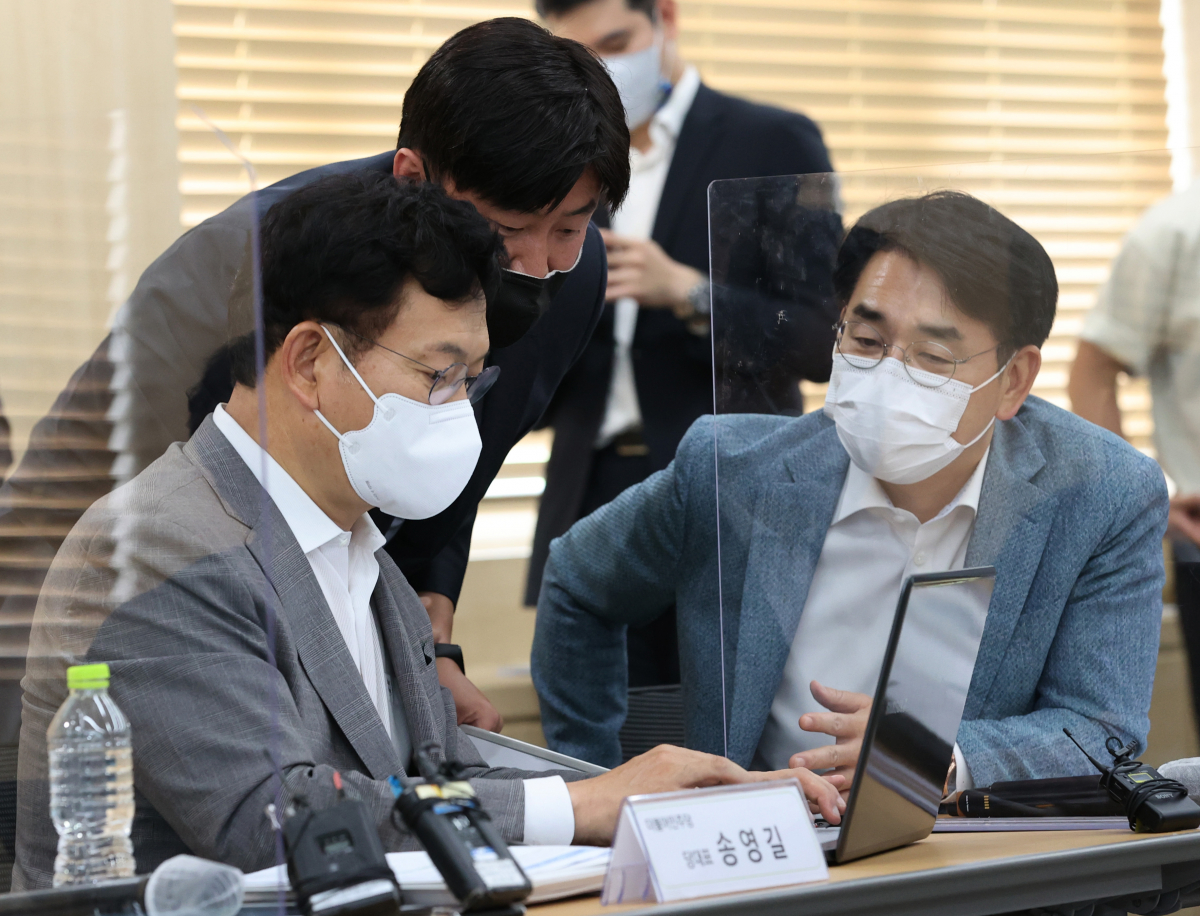 ▲송영길 더불어민주당 대표가 30일 서울 강남 LH서울지역본부에서 열린 LH 사전청약 종합점검에서 사전청약 체험을 하고 있다. (사진출처=뉴시스)