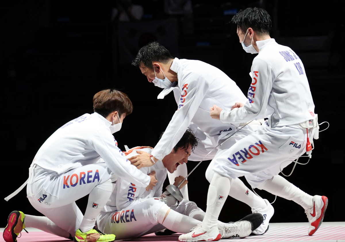 ▲한국 펜싱 대표팀 선수들이 30일 일본 지바 마쿠하리 메세 B홀에서 열린 2020 도쿄올림픽 펜싱 남자 에페 단체전 동메달 결정전에서 중국에 승리한 뒤 기뻐하고 있다. (지바(일본)=연합뉴스)
