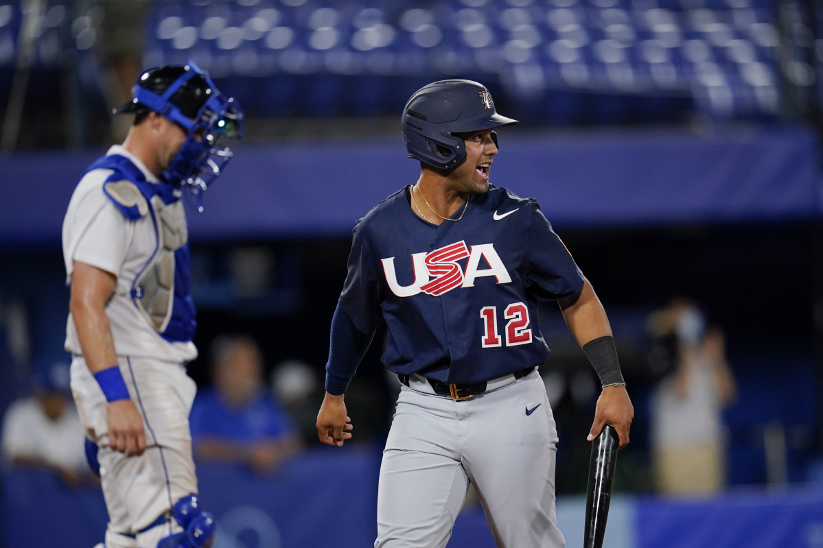 ▲미국의 제이미 웨스트브룩이 30일 일본 요코하마 스타디움에서 열린 2020년 도쿄올림픽 B조 조별리그 1차전에서 미국 대표팀 타자로 나선 에디 알바레즈가 이스라엘을 상대로 경기를 펼치고 있다. (요코하마(일본)=AP/뉴시스)