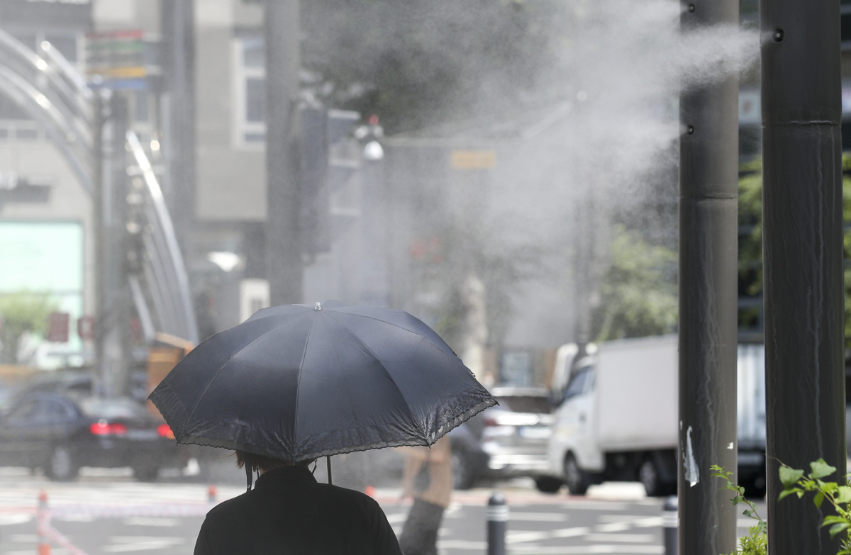 ▲폭염이 이어지고 있는 24일 오후 서울 송파구 석촌호수에 더위를 식혀줄 쿨링포그가 나오고 있다.  (뉴시스)