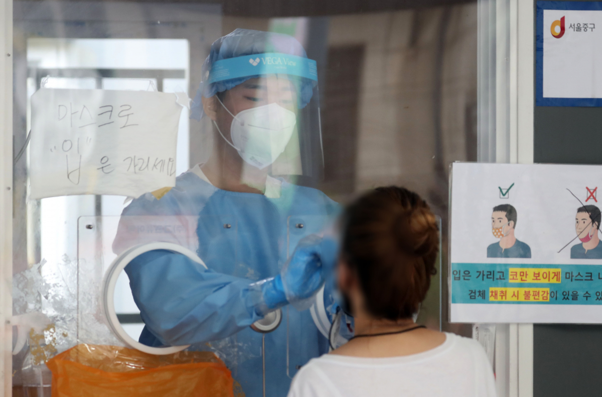 ▲지난달 31일 서울 중구 서울역광장에 마련된 코로나19 중구임시선별검사소에서 의료진이 검체 채취를 하고 있다. (뉴시스)