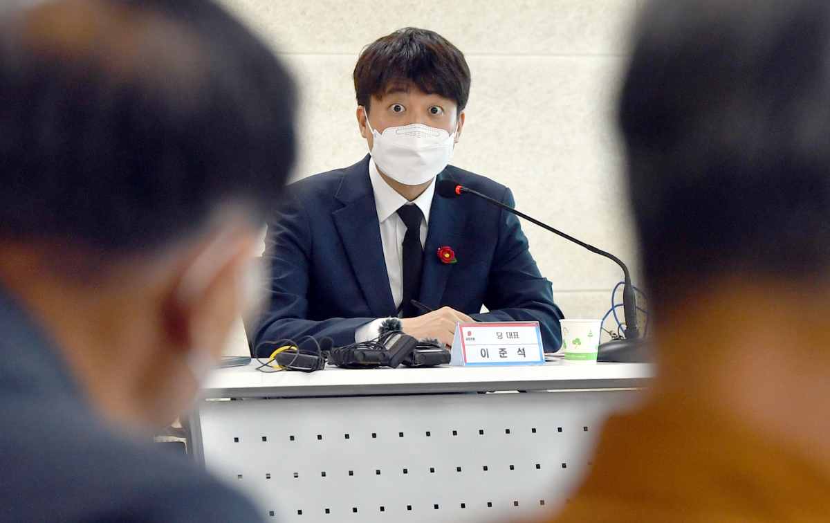 ▲이준석 국민의힘 대표가 30일 오후 전남 순천시 순천팔마종합운동장 국민생활관 3층에서 열린 여순사건유족회가 간담회 참석해 발언을 듣고 있다. (뉴시스)