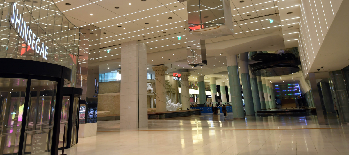 ▲부산 해운대구 신세계 센텀시티와 롯데백화점 센텀시티점 앞 지하광장이 평상시에 비해 한산한 모습을 보이고 있다. (뉴시스)