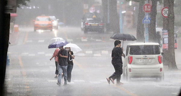 ▲소나기가 내린 30일 오후 서울 종로구 세종문화회관 일대에서 우산을 쓴 시민들이 발걸음을 옮기고 있다. (뉴시스)