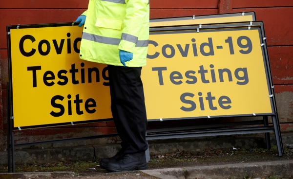 ▲영국 국민보건서비스(NHS) 직원이 2월 17일 영국 맨체스터 모스턴 지역에 모바일 테스트 센터를 설치하고 있다. 모스턴/로이터연합뉴스
