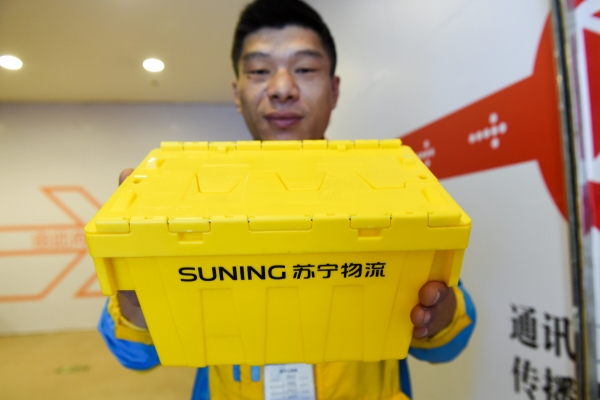 ▲쑤닝닷컴 관계자가 2017년 10월 31일 중국 난징 본사에서 택배 보관 상자를 들어보이고 있다. 난징/신화뉴시스
