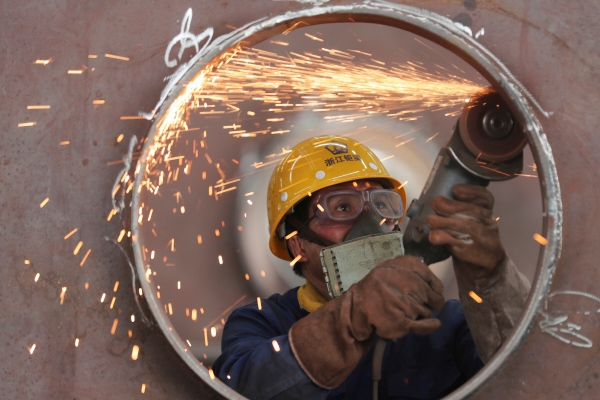 ▲5월 17일 중국 저장성 후저우의 한 공장에서 한 직원이 강철 구조물 생산 라인에서 일하고 있다. 후저우/로이터연합뉴스

