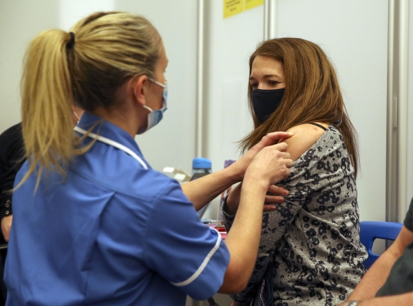 ▲영국 레딩의 임시 보건소에서 한 시민이 코로나19 백신을 접종하고 있다. 레딩/AP뉴시스
