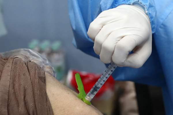 ▲1일 오전 서울 송파구 코로나19 예방접종센터에서 시민들이 백신 접종을 하고 있다. (뉴시스)
