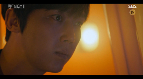 ▲무엇인가를 발견한 하윤철(사진=SBS 방송화면 캡처)