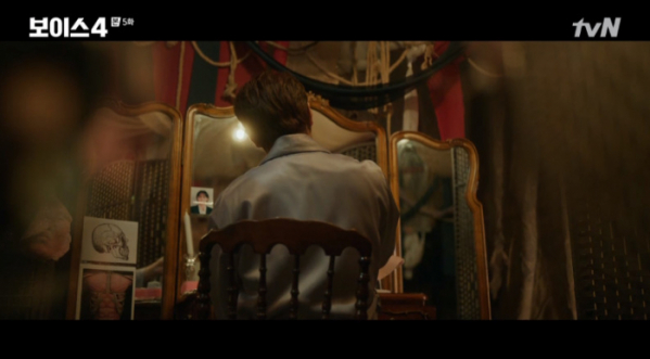 ▲'보이스4' 빌런 서커스맨(사진=tvN 방송화면 캡처)