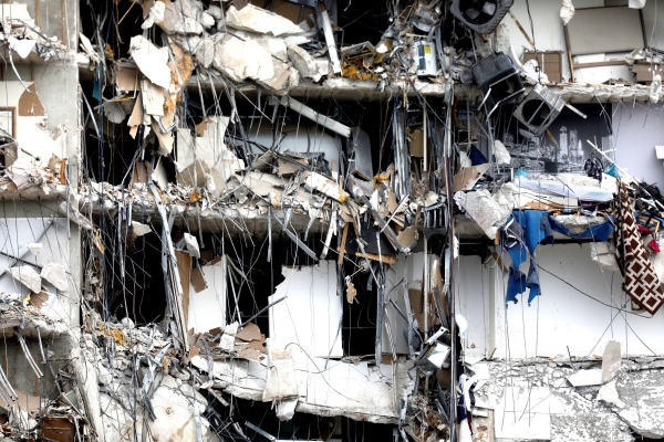 ▲24일(현지시간) 미국 프롤리다주 마이애미 비치 인근 서프사이드에서 부분적으로 무너진 건물이 보이고 있다. 서프사이드/로이터연합뉴스
