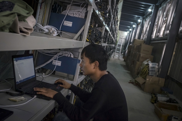▲2016년 9월 중국 쓰촨성 아바현의 한 수력발전소 인근에 있는 비트코인 채굴업체 직원이 채굴기계를 인터넷에 연결하는 작업을 하고 있다. 아바/AP뉴시스
