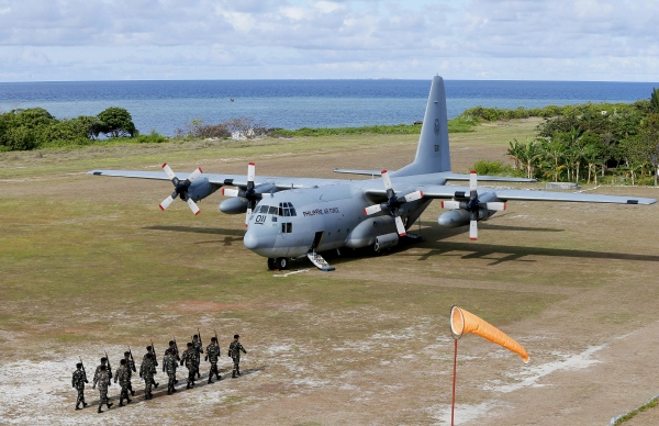▲2017년 4월 21일 필리핀 공군 C-130 수송기가 보인다. AP연합뉴스
