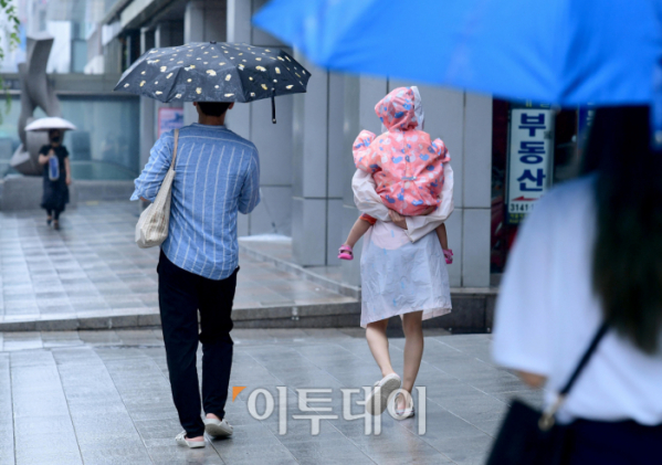 ▲전국에 장맛비가 내린 4일 서울 마포구 홍대입구역 인근에서 우산을 쓴 시민들이 발걸음을 옮기고 있다. (사진=신태현 기자)