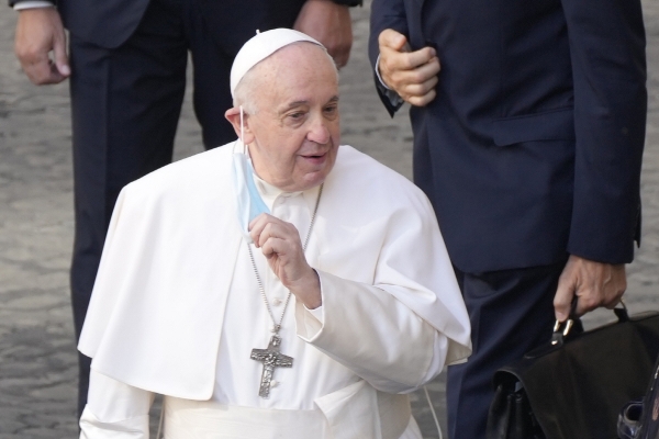 ▲프란치스코 교황이 바티칸시국 산 다마소 안뜰에서 열린 행사에 등장하고 있다. 바티칸/AP뉴시스