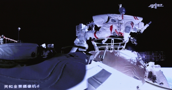 ▲중국 우주비행사 2명이 4일 우주정거장 핵심모듈 톈허 밖으로 나와 첫 우주유영을 하면서 작업을 진행했다. 베이징/신화뉴시스
