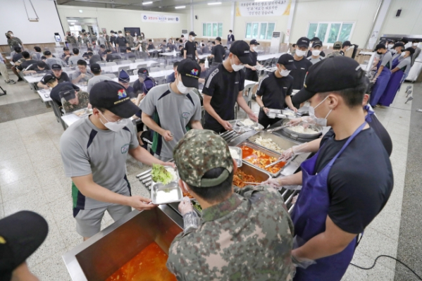 ▲지난 6월 3일 육군 9사단 참독수리대대원들이 배식을 받고 있다.  (연합뉴스)