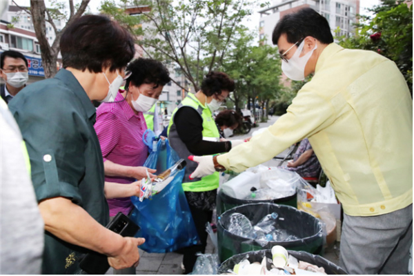 ▲정원오 성동구청장이 푸르미 재활용 정거장에 참여하고 있는 모습. (사진제공=성동구)