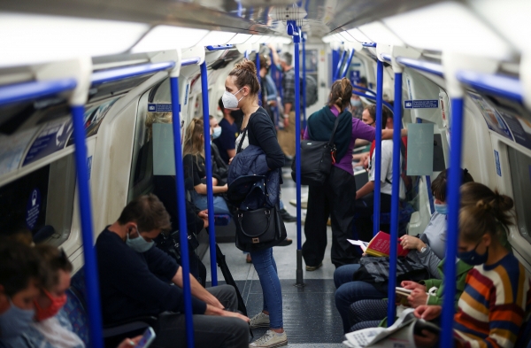 ▲ 영국 수도 런던에서 4일(현지시간) 지하철을 이용하는 승객들이 신종 코로나바이러스 감염증(코로나19) 예방 마스크를 쓰고 있다. 런던/로이터연합뉴스

