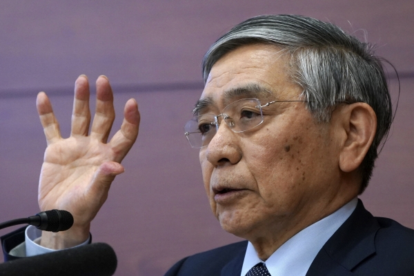 ▲구로다 하루히코 일본은행총재가 지난해 3월 16일 도쿄에서 기자회견을 하고 있다. 도쿄/AP뉴시스

