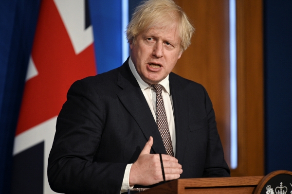 ▲보리스 존슨 영국 총리가 5일(현지시간) 런던에서 기자회견을 열고 신종 코로나바이러스 감염증(코로나19) 관련 규제 완화 지침에 대해 설명하고 있다. 런던/로이터연합뉴스 
