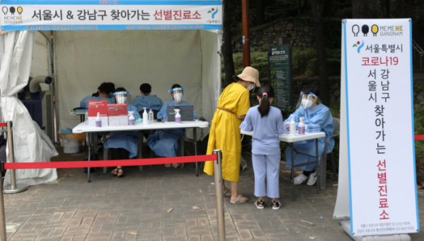 ▲6일 오전 서울 강남구 한티근린공원에 설치된 '찾아가는 선별진료소' 모습. (뉴시스)