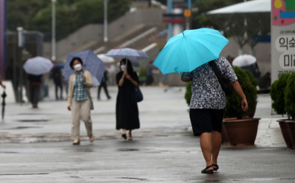 ▲본격적인 장마가 시작된 가운데 4일 오전 서울역광장에서 우산을 쓴 시민들이 길을 걷고 있다. (뉴시스)