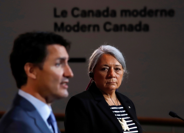 ▲이누이트족 출신 메리 사이먼(오른쪽)이 6일(현지시간) 캐나다 퀘벡 가티노에서 열린 기자회견에서 쥐스탱 트뤼도 총리가 발언하는 모습을 바라보고 있다. 가티노/로이터연합뉴스
