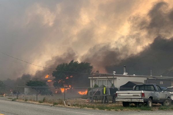 ▲캐나다 브리티시컬럼비아(BC)주 리턴 지역에서 지난달 30일(현지시간) 기록적인 폭염에 산불이 발생, 짙은 연기가 피어오르고 있다. 리턴/로이터연합뉴스 
