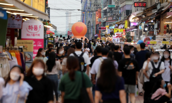 ▲코로나19 확진자가 6개월 만에 1000명(오후 6시 기준)을 넘어선 6일 오후 서울 마포구 홍대거리가 시민들로 붐비고 있다. (뉴시스)