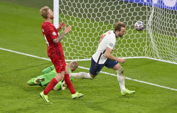 ▲7일(현지시간) 영국 웸블리 스타디움에서 열린 잉글랜드-덴마크 유로2020 4강전에서 해리 케인이 승리에 쐐기를 박은 두번째 골을 보며 기뻐하고 있다.  (AP/뉴시스)