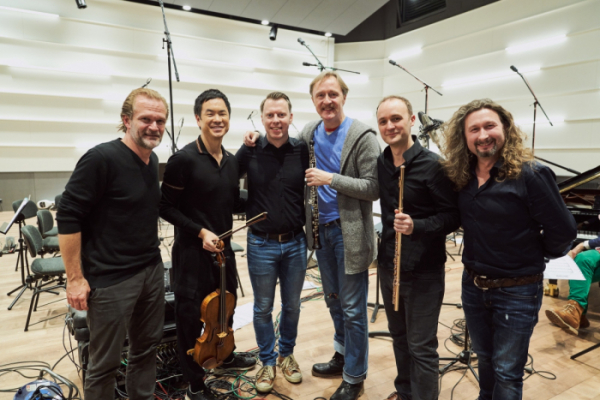 ▲'Shades of Love(쉐이즈 오브 러브)'(사진 = 유니버설뮤직 제공)