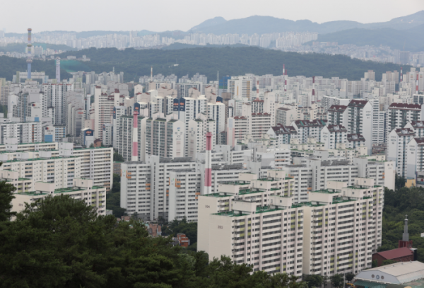 ▲서울 노원구 상계동 일대 노후 아파트 단지들이 재건축 사업에 속도를 내면서 매매값도 강세를 보이고 있다. 서울 노원구 일대에 아파트들이 빼곡히 들어서 있다.  (사진 제공=연합뉴스 )