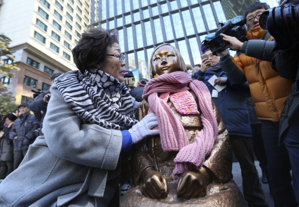 ▲이용수 할머니가 2019년 2월 1일 서울 일본대사관 앞에 있는 평화의 소녀상을 바라보고 있다. AP뉴시스